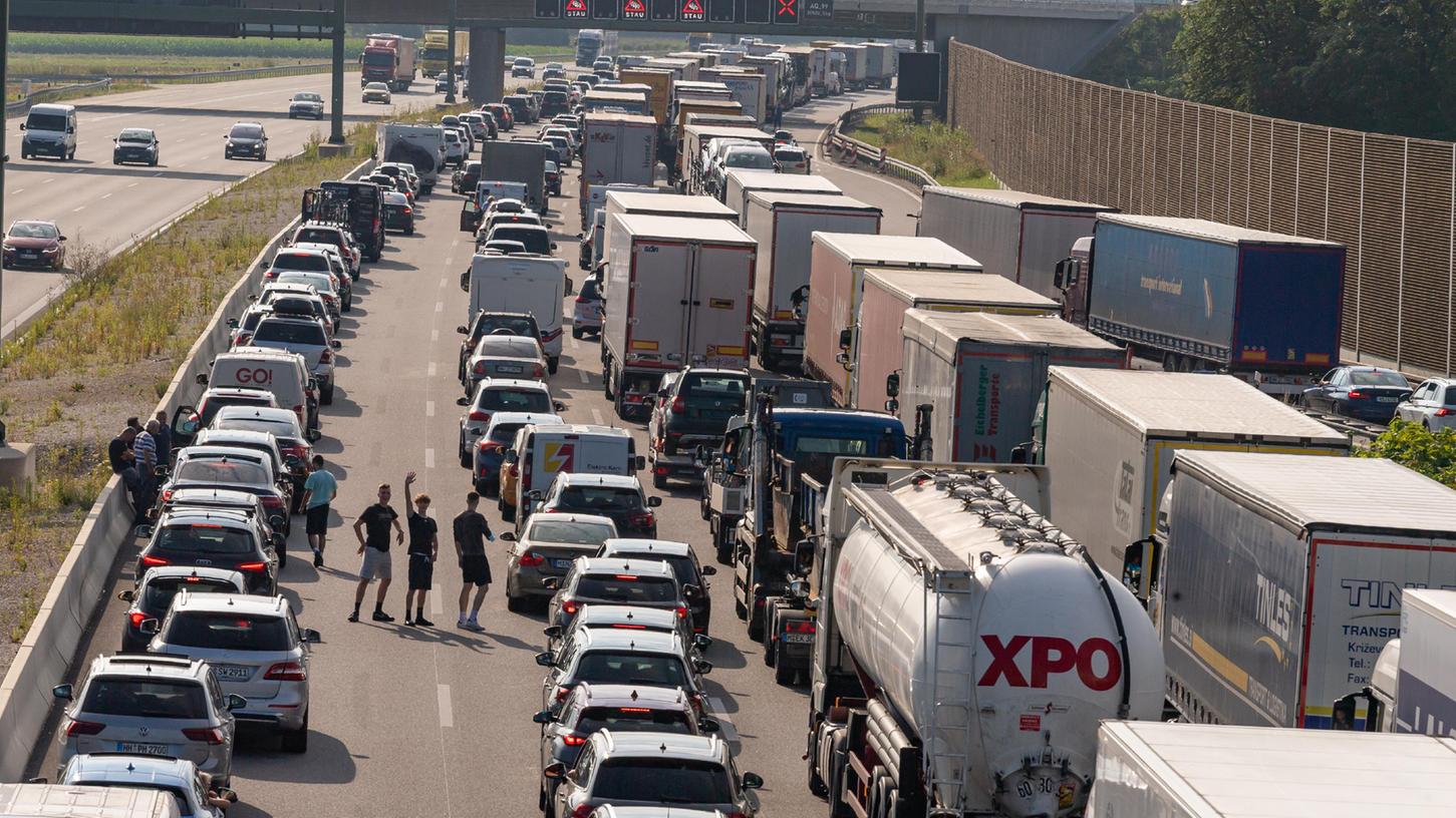 Autos und Laster stehen auf der A99 bei München.