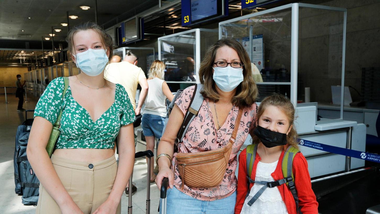 Endlich weg: Susanne Jetter freut sich auf einen zweiwöchigen Urlaub auf Sardinien mit ihren Töchtern Karla (links) und Elsa.