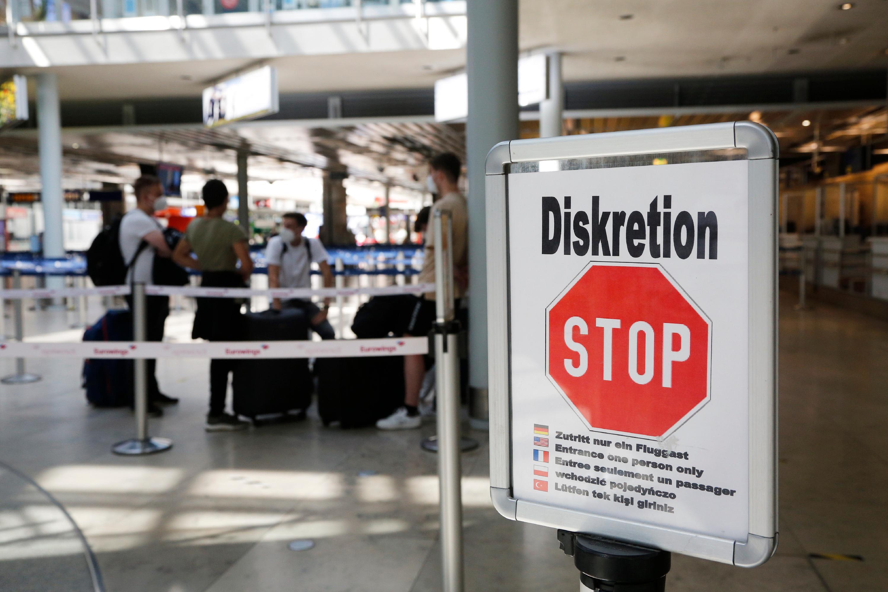 Auch beim Check-in am Nürnberger Flughafen sind die Menschen angehalten, Abstände einzuhalten.  