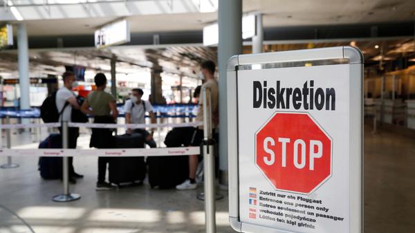 Auch beim Check-in am Nürnberger Flughafen sind die Menschen angehalten, Abstände einzuhalten.