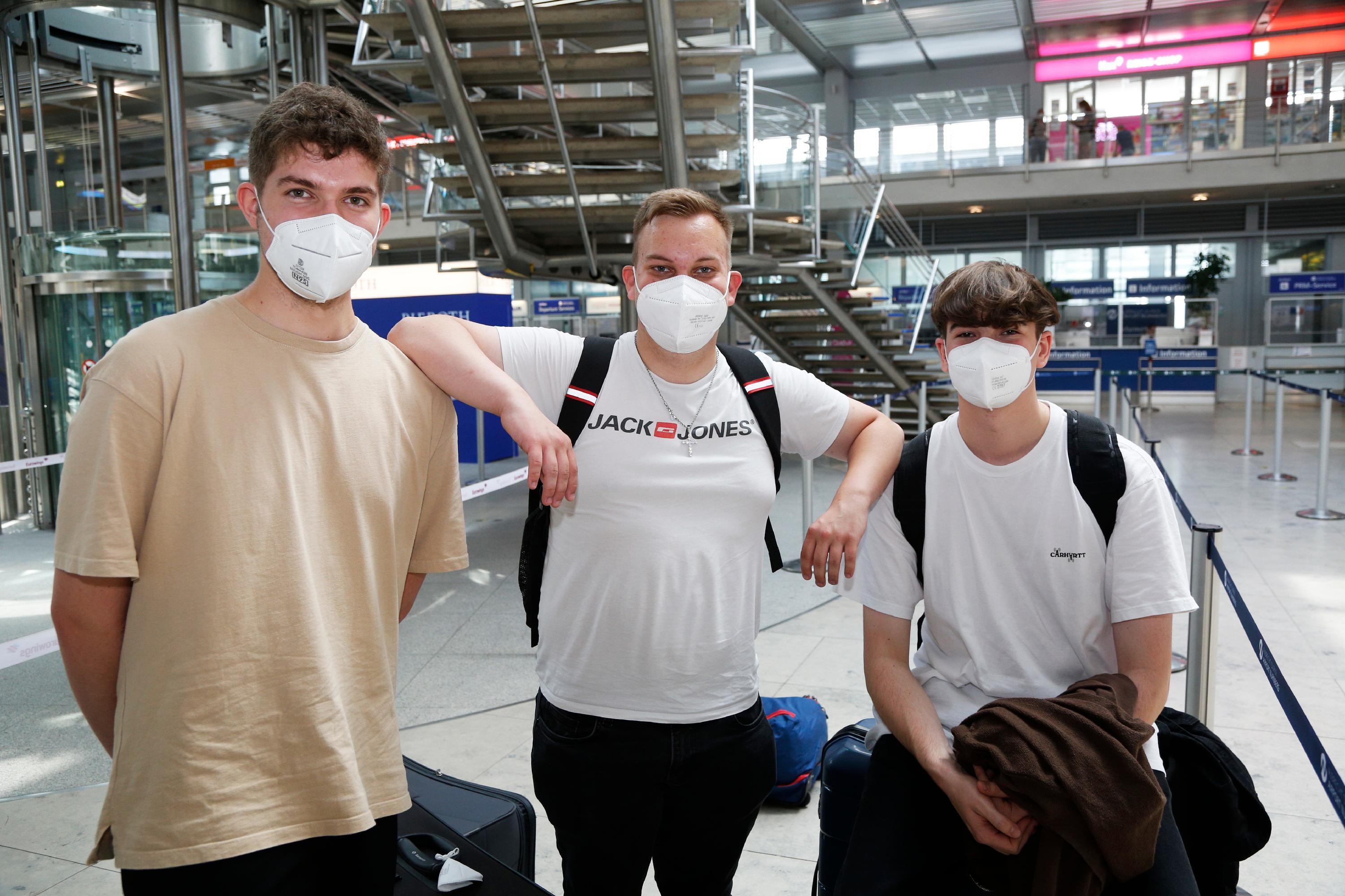 lugreisende mit Blick auf Inzidenzwerte, Quarantäne
