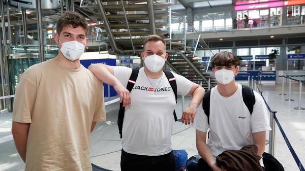 lugreisende mit Blick auf Inzidenzwerte, Quarantäne