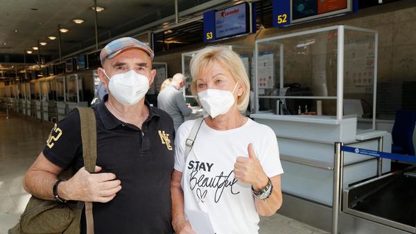 Rita Sauerteig und Burgart Fischer reisen zum ersten Mal nach Sardinien. Sie möchten vor allem die Sonne genießen. Im Herbst wollen die Sonneberger dann noch einmal nach Olbia fliegen, um die Insel näher zu erkunden. Da beide vollen Impfschutz genießen, blicken sie zuversichtlich nach vorn.