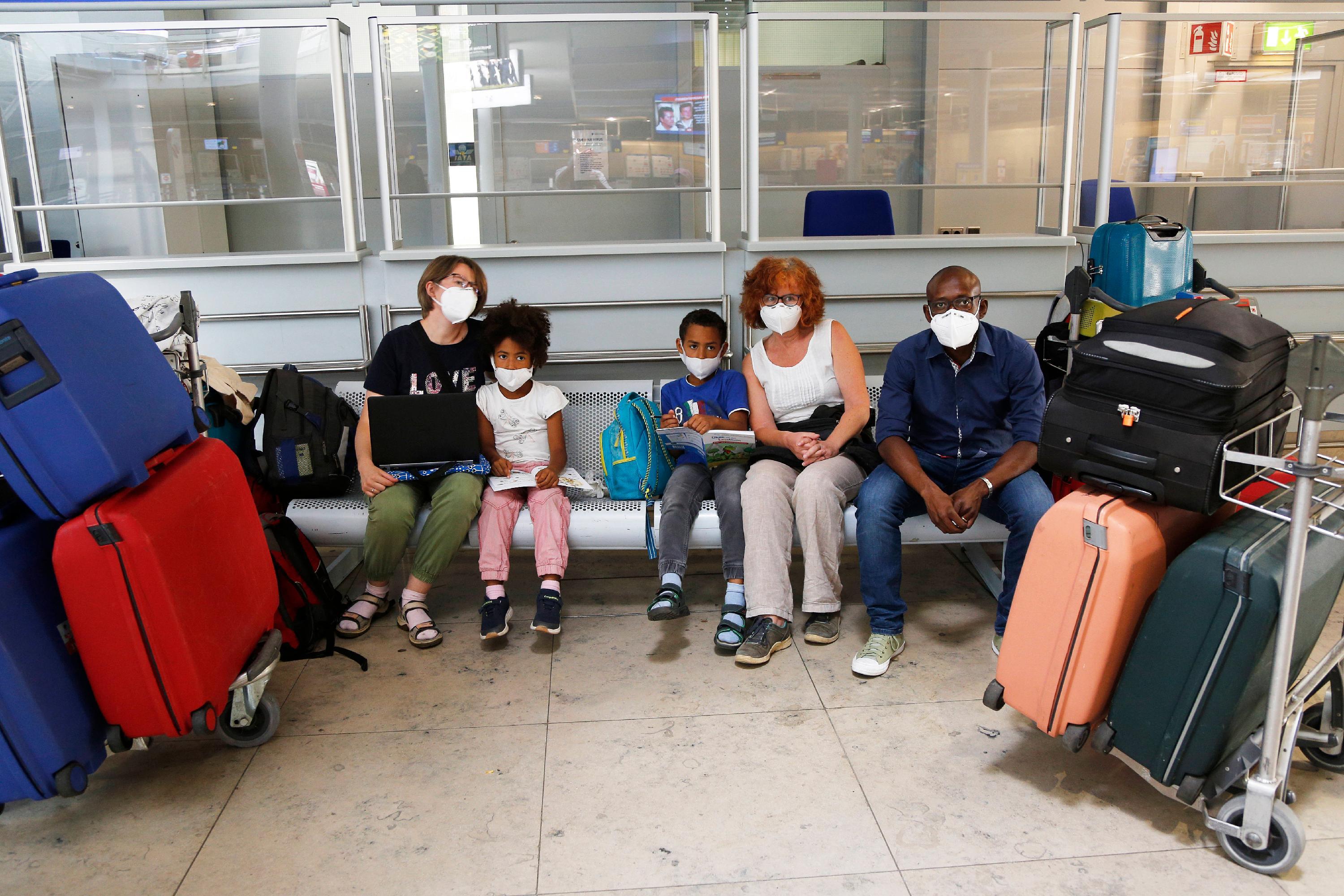 Schlechter hätte der Start in den Urlaub für Familie Yameogo nicht laufen können. Während sich Lisa-Maria (links), ihr Mann Serge (rechts) und die Kinder Eleonore und Adam Yameogo genauso wie Oma Ruth Seelig schon seit Monaten auf die Reise nach Burkina Faso gefreut haben, erfuhren sie am Flughafen, dass sie nicht auf der Passagierliste standen. Nach bangen Stunden dann endlich die Entwarnung. Mit einem Tag Verspätung sollen sie die Reise mit veränderter Flugroute antreten können.