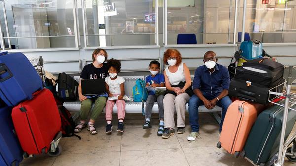 Schlechter hätte der Start in den Urlaub für Familie Yameogo nicht laufen können. Während sich Lisa-Maria (links), ihr Mann Serge (rechts) und die Kinder Eleonore und Adam Yameogo genauso wie Oma Ruth Seelig schon seit Monaten auf die Reise nach Burkina Faso gefreut haben, erfuhren sie am Flughafen, dass sie nicht auf der Passagierliste standen. Nach bangen Stunden dann endlich die Entwarnung. Mit einem Tag Verspätung sollen sie die Reise mit veränderter Flugroute antreten können.