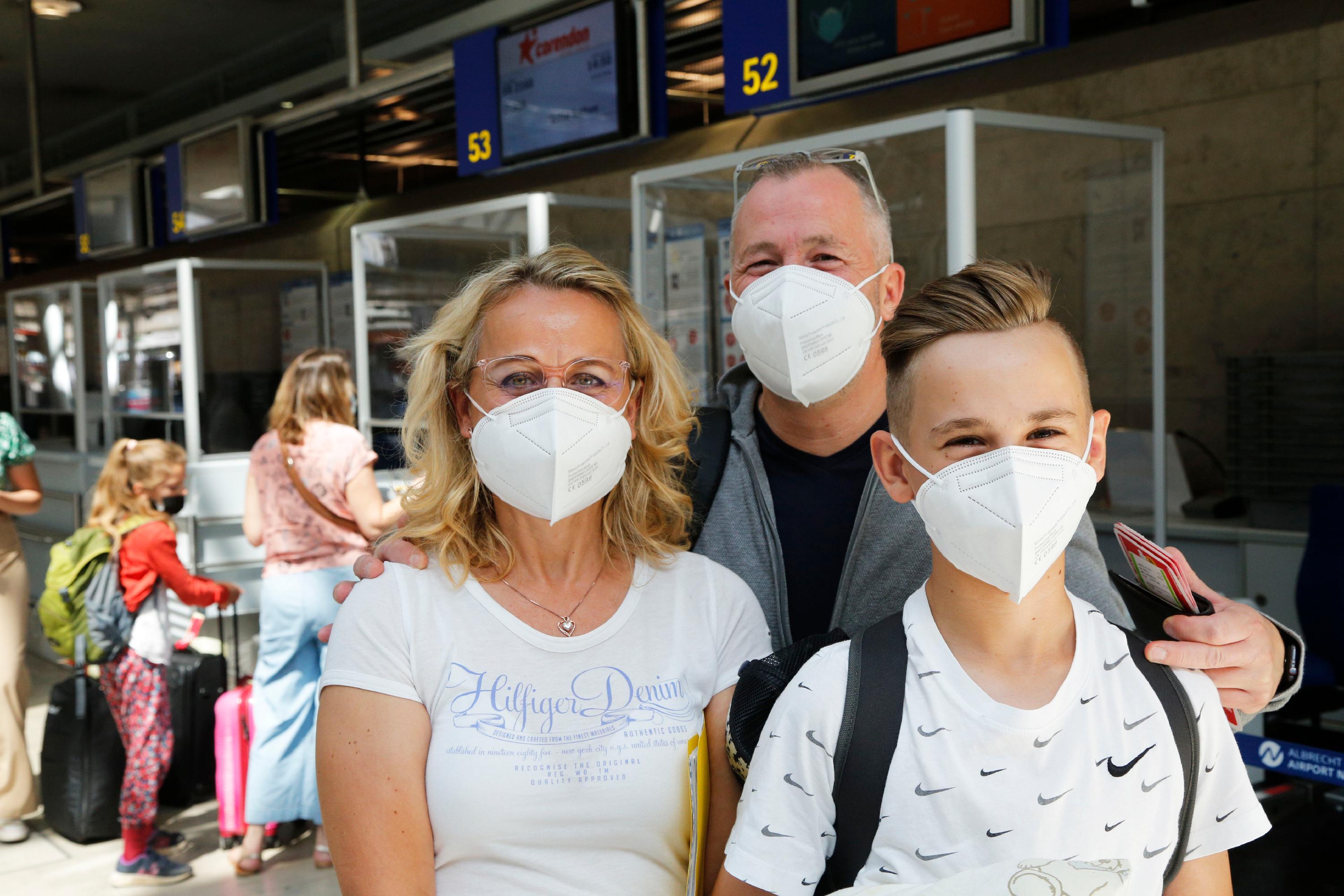 Die Vorfreude steht ihnen ins Gesicht geschrieben: Jana, Jan und Sohn Jan-Mell Schönfeld sind aus Chemnitz nach Nürnberg gefahren, um von dort für drei Wochen nach Sardinien zu fliegen. Die Inzidenzzahlen behalten sie im Blick. Da die Eltern beide den vollen Impfschutz genießen und Jan-Mell Sommerferien hat, brauchen sie sich aber keine Gedanken um den Job oder die Schule zu machen, falls der Zwölfjährige plötzlich doch in Quarantäne müsste.