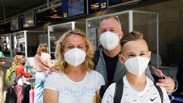 Die Vorfreude steht ihnen ins Gesicht geschrieben: Jana, Jan und Sohn Jan-Mell Schönfeld sind aus Chemnitz nach Nürnberg gefahren, um von dort für drei Wochen nach Sardinien zu fliegen. Die Inzidenzzahlen behalten sie im Blick. Da die Eltern beide den vollen Impfschutz genießen und Jan-Mell Sommerferien hat, brauchen sie sich aber keine Gedanken um den Job oder die Schule zu machen, falls der Zwölfjährige plötzlich doch in Quarantäne müsste.