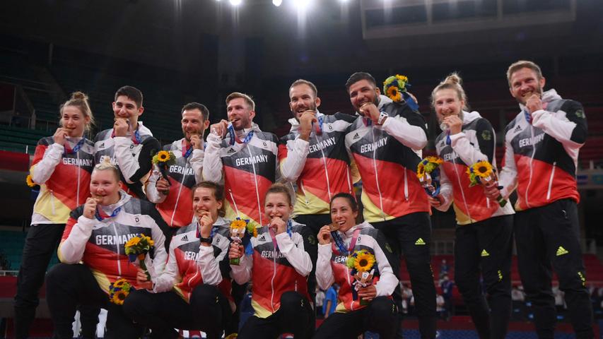 Die deutschen Judokas haben bei der Olympia-Premiere des Mixed-Teamwettbewerbs in Tokio die Bronzemedaille gewonnen. In einem der beiden kleinen Finals besiegten sie am Samstag die Niederlande mit 4:2.