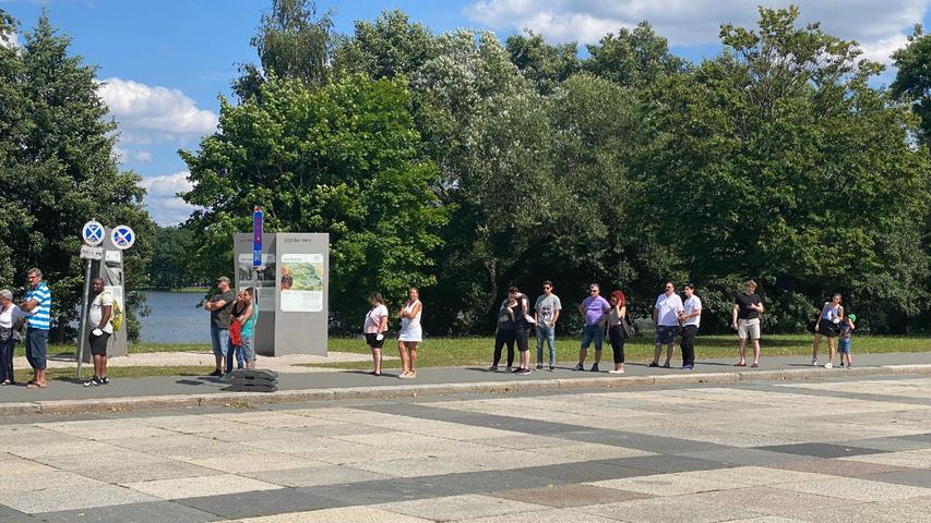 Die Schlange vor dem Impfzentrum reichte bis weit hinter den Eingang zum Volksfestplatz.