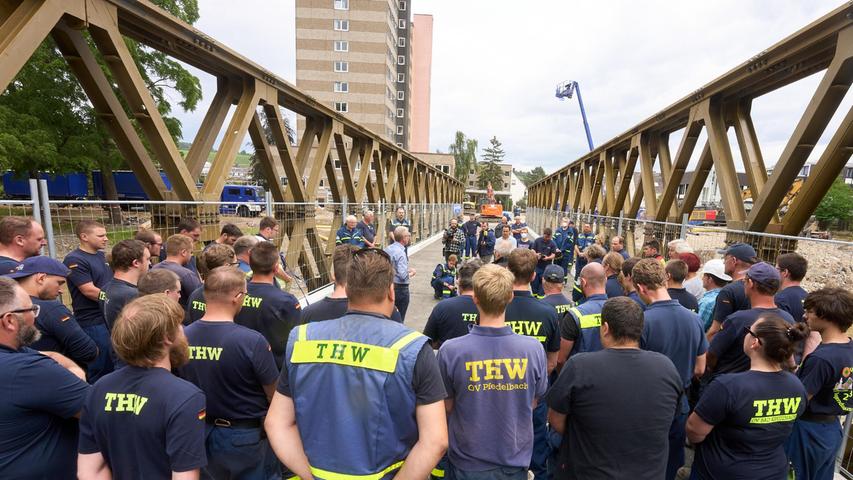 Helfer des Technischen Hilfswerks (THW) übergeben an der Stelle, an der die Markgrafenbrücke von der Flut zerstört wurde, eine von ihnen errichtete Behelfsbrücke. 