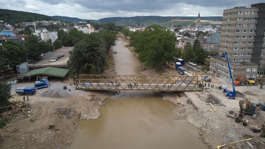 Nach Flutkatastrophe: Erste Behelfsbrücke in Bad Neuenahr-Ahrweiler fertig