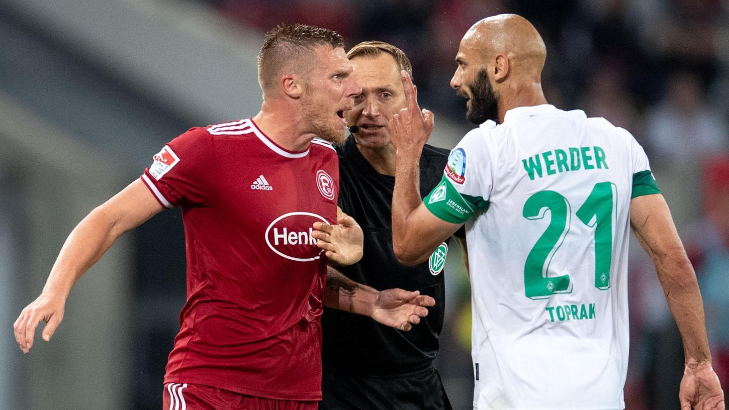 Werder Bremen sichert sich gegen Düsseldorf den ersten Sieg in der zweiten Liga nach dem Bundesligaabstieg.
Werder Bremen sichert sich gegen Düsseldorf den ersten Sieg in der zweiten Liga nach dem Bundesligaabstieg.