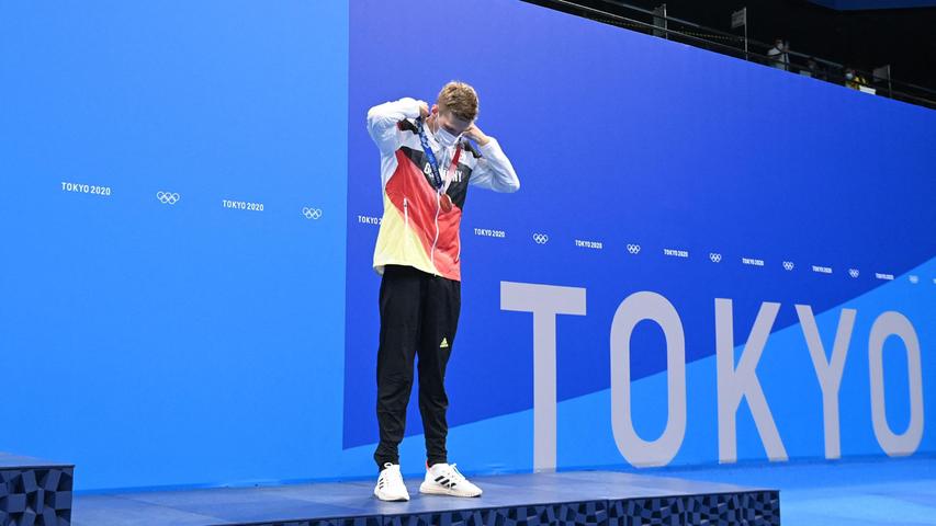 Doppel-Weltmeister Florian  Wellbrock hat die erste Männer-Medaille eines deutschen Beckenschwimmers bei Olympischen Spielen seit über zwei Jahrzehnten gewonnen. Der 23-Jährige schlug über 1500 Meter Freistil beim Sieg des 800-Meter-Olympiasieger Robert Finke aus den USA als Dritter an und sicherte sich Bronze. In 14:40,91 Minuten blieb er auch noch hinter Vize-Weltmeister Michailo Romantschuk aus der Ukraine, der die Silbermedaille gewann. 
