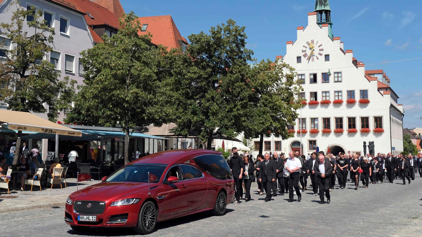 Über die Obere Marktstraße geleiteten die vielen Trauergäste den Sarg von Albert Löhner zum Friedhof in der Regensburger Straße.
Über die Obere Marktstraße geleiteten die vielen Trauergäste den Sarg von Albert Löhner zum Friedhof in der Regensburger Straße.