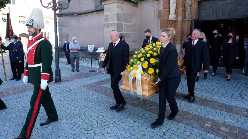 Hinter der Ehrengarde der Chevaulegers wurde der Sarg aus dem Münster getragen.
Hinter der Ehrengarde der Chevaulegers wurde der Sarg aus dem Münster getragen.