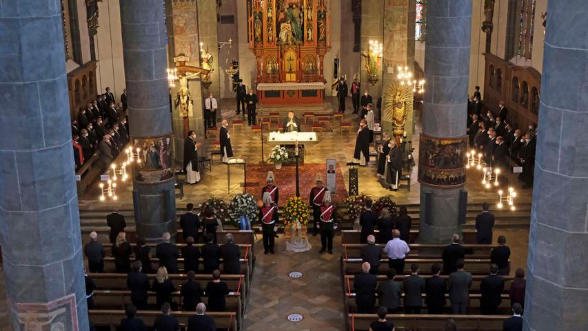 Im Münster St. Johannes verabschiedeten sich zahlreiche Weggefährten vom Neumarkter Kommunalpolitiker.
Im Münster St. Johannes verabschiedeten sich zahlreiche Weggefährten vom Neumarkter Kommunalpolitiker.