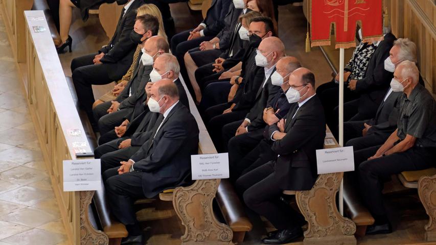 Selbstverständlich war auch Finanzminister Albert Füracker zur Trauerfeier seines Parteifreundes und langjährigen Weggefährten gekommen.
Selbstverständlich war auch Finanzminister Albert Füracker zur Trauerfeier seines Parteifreundes und langjährigen Weggefährten gekommen.