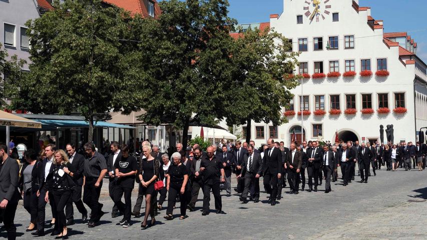 Der Trauerzug auf dem Weg zum Friedhof.
Der Trauerzug auf dem Weg zum Friedhof.