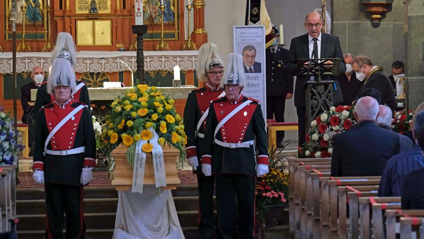 Nach dem Requiem im Münster St. Johannes würdigte Landrat Willibald Gailler die großen Verdienste seines Amtsvorgängers Albert Löhner.
Nach dem Requiem im Münster St. Johannes würdigte Landrat Willibald Gailler die großen Verdienste seines Amtsvorgängers Albert Löhner.