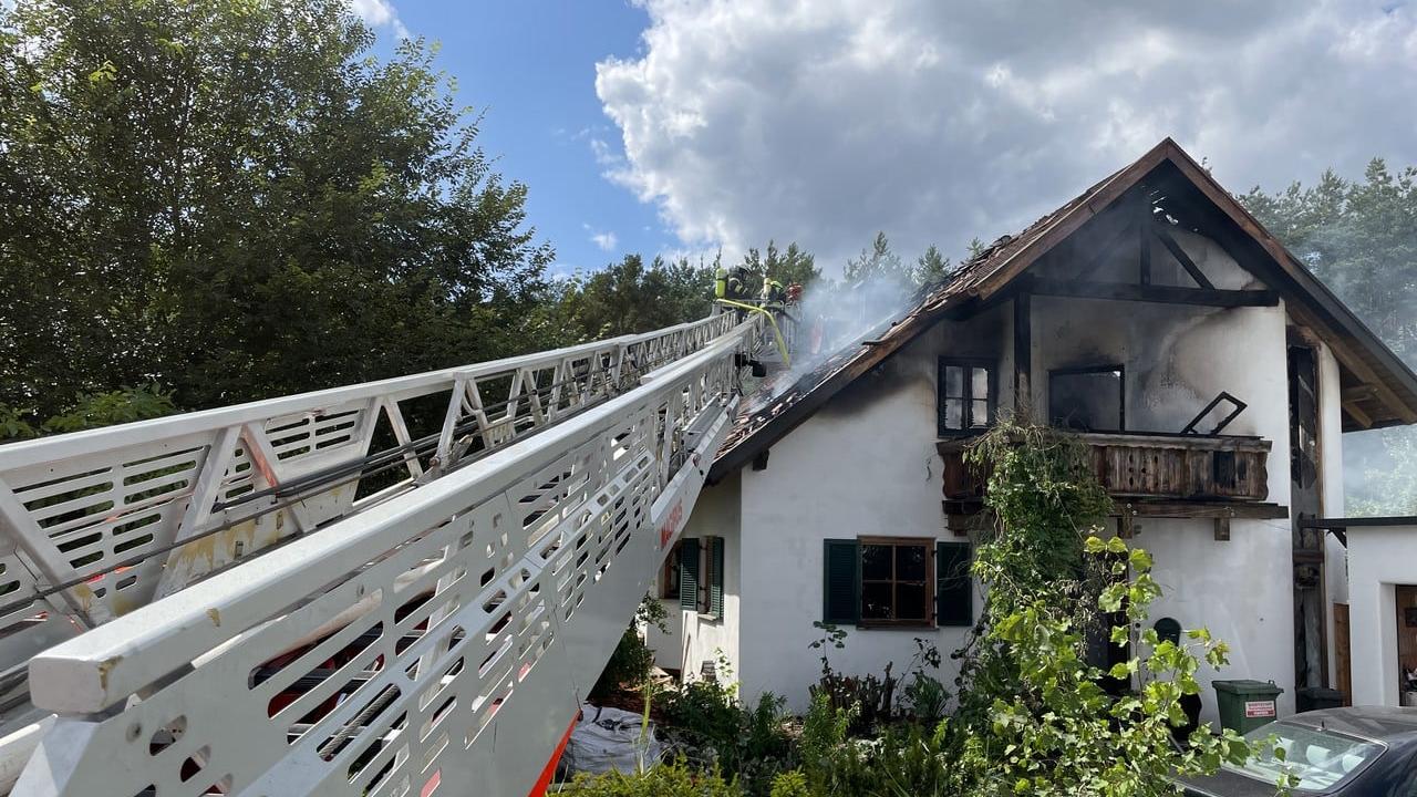 Mit der Drehleiter konnten die Einsatzkräfte das Feuer im Röttenbacher Dachstuhl gezielt bekämpfen.