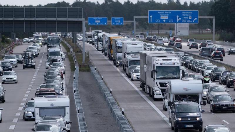Die Bundespolizei kontrolliert fortan Impf- und Teststatus an deutschen Binnengrenzen.
Die Bundespolizei kontrolliert fortan Impf- und Teststatus an deutschen Binnengrenzen.