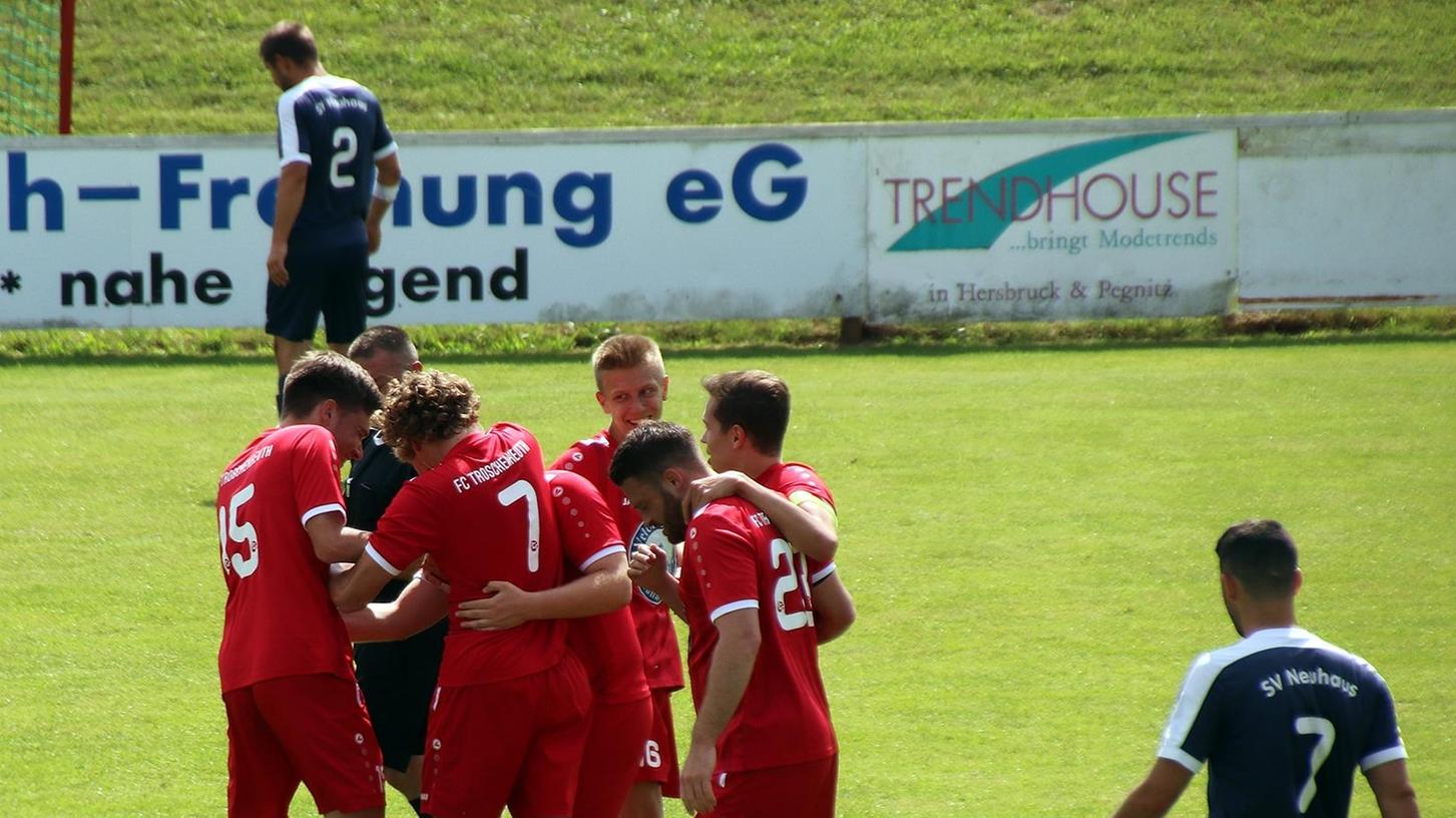 Torjubel beim FC Troschenreuth, die Spieler der SG Neuhaus/Plech sind bedient.