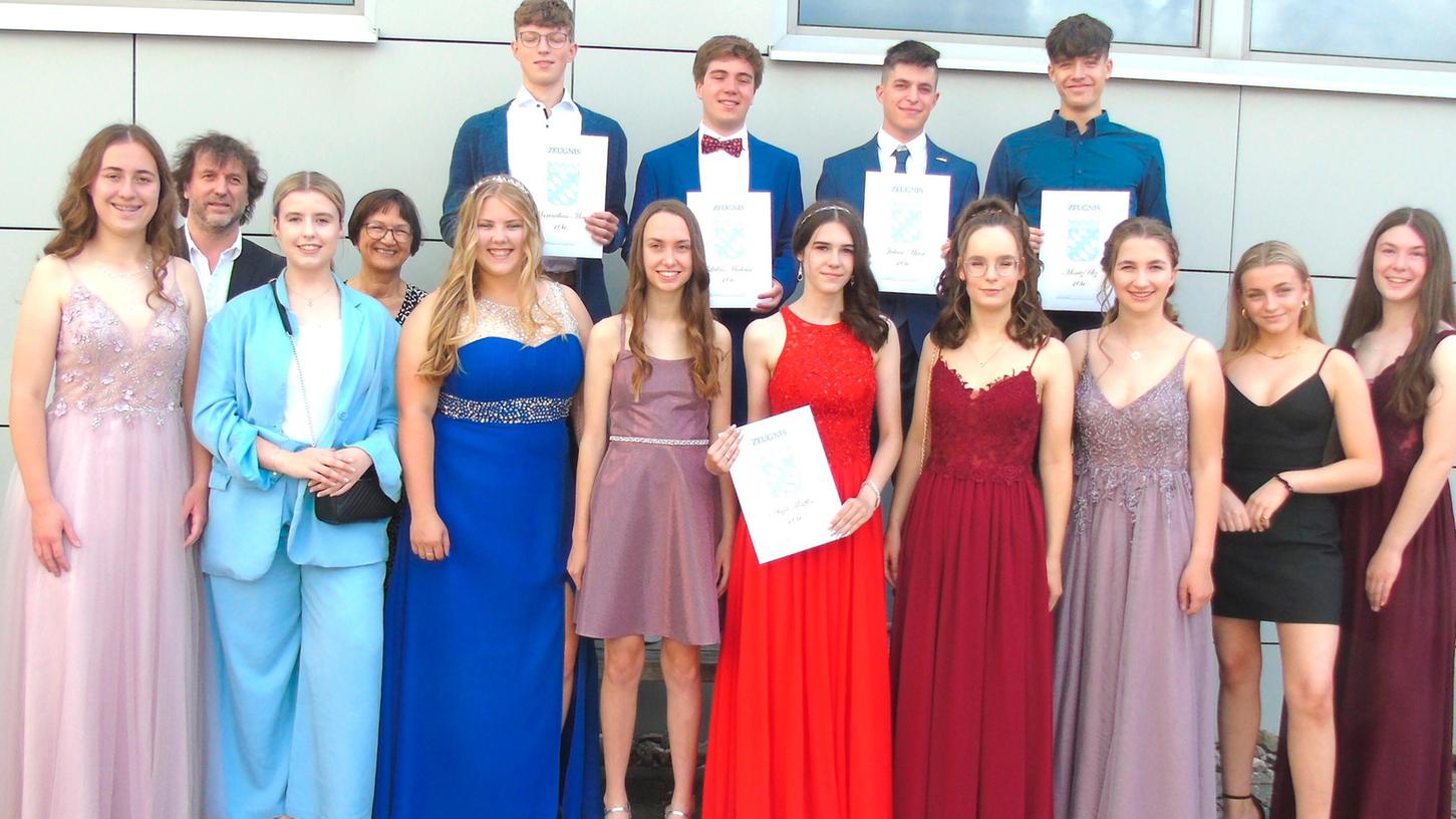 Die elf Jahrgangsbesten mit dem 2. Bürgermeister Christian Meißner (2.von links) und Schuldirektorin Ingrid Sobotta (4. von links).
Die elf Jahrgangsbesten mit dem 2. Bürgermeister Christian Meißner (2.von links) und Schuldirektorin Ingrid Sobotta (4. von links).