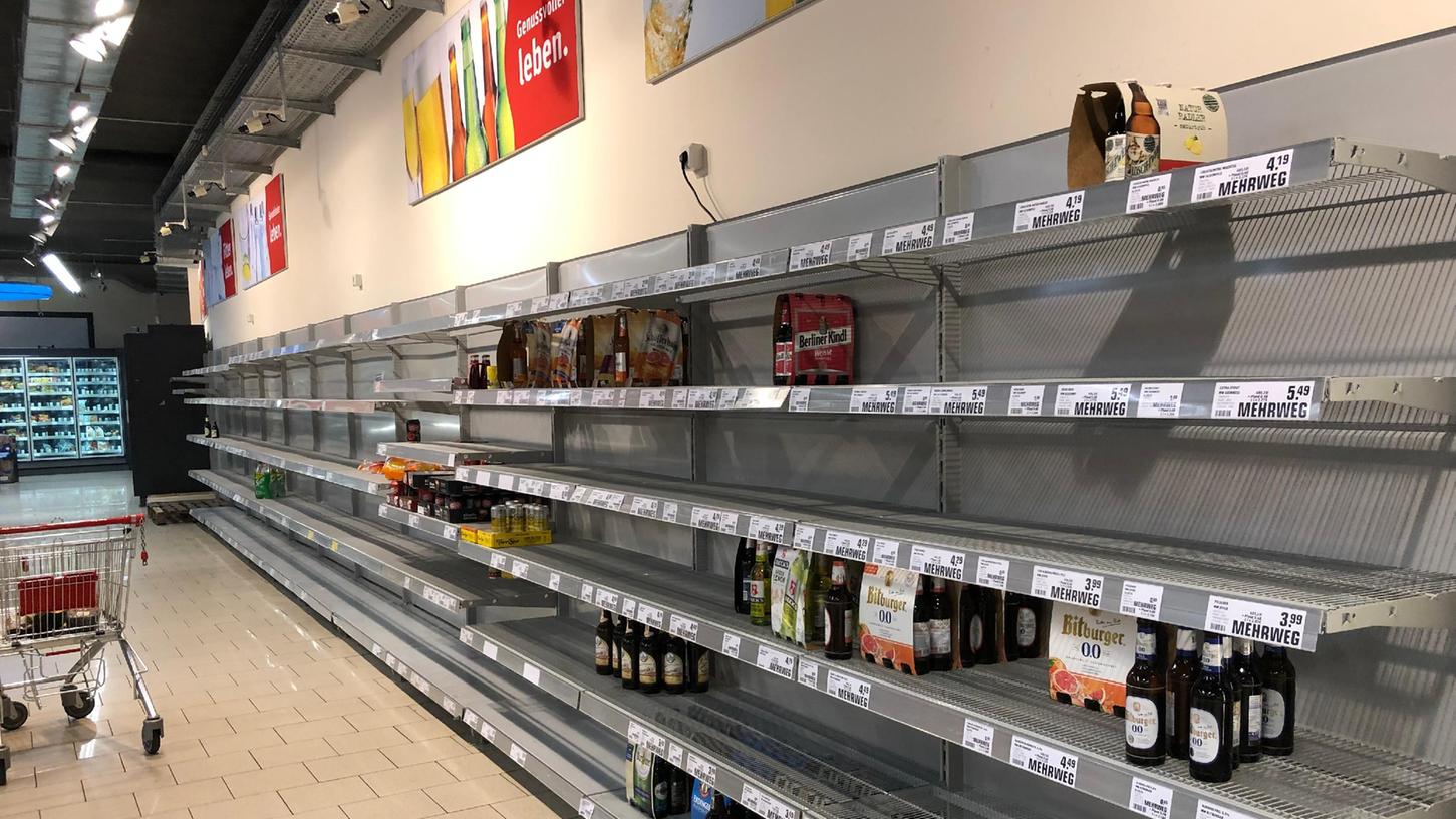 Die Regale im Rewe-Markt sind schon fast leer geräumt.
Die Regale im Rewe-Markt sind schon fast leer geräumt.