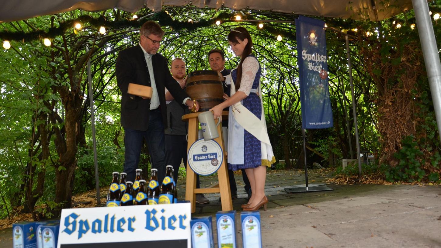 Drei Schläge, dann floss der Gerstensaft: Assistiert von der Spalter Bierkönigin Johanna Merkenschlager zapfte der Gunzenhäuser Bürgermeister Karl-Heinz Fitz am gestrigen Sonntag, 1. August, das erste Fass des Spalter Kerwabiers an. 