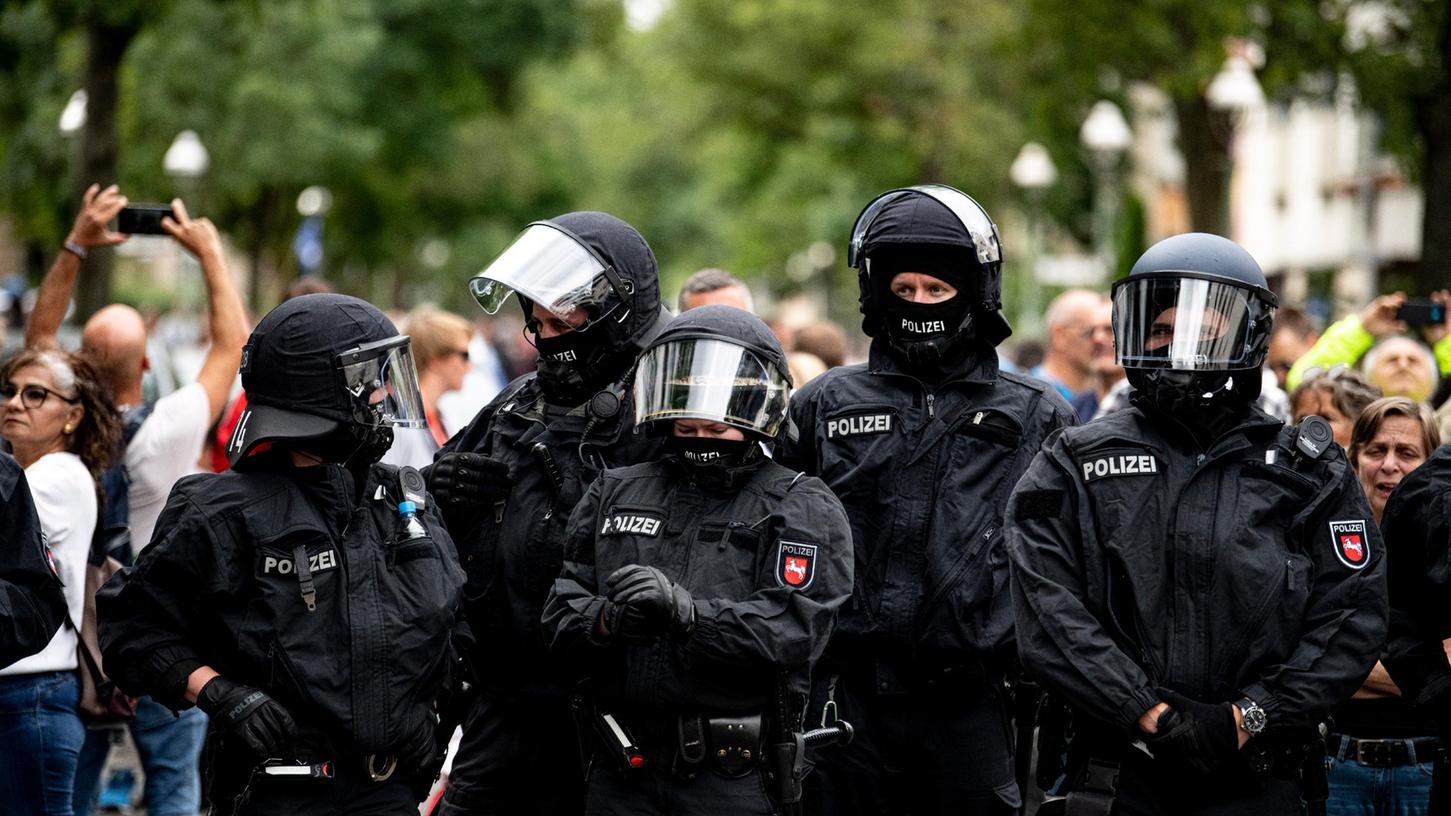 In dem beliebten Berliner Park an der Spree kam es in der Nacht zu schweren Auseinandersetzungen mit der Polizei.