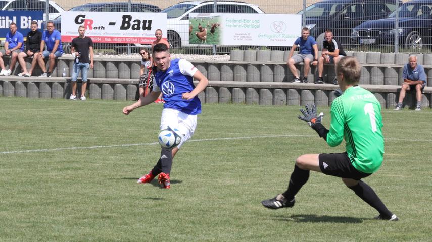 Das erste Tor der neuen Saison in der Kreisklasse West: Lukas Kirchdorfer erzielte in dieser Szene in der 9. Minute das 1:0 für den FC Nagelberg gegen den FC Aha.