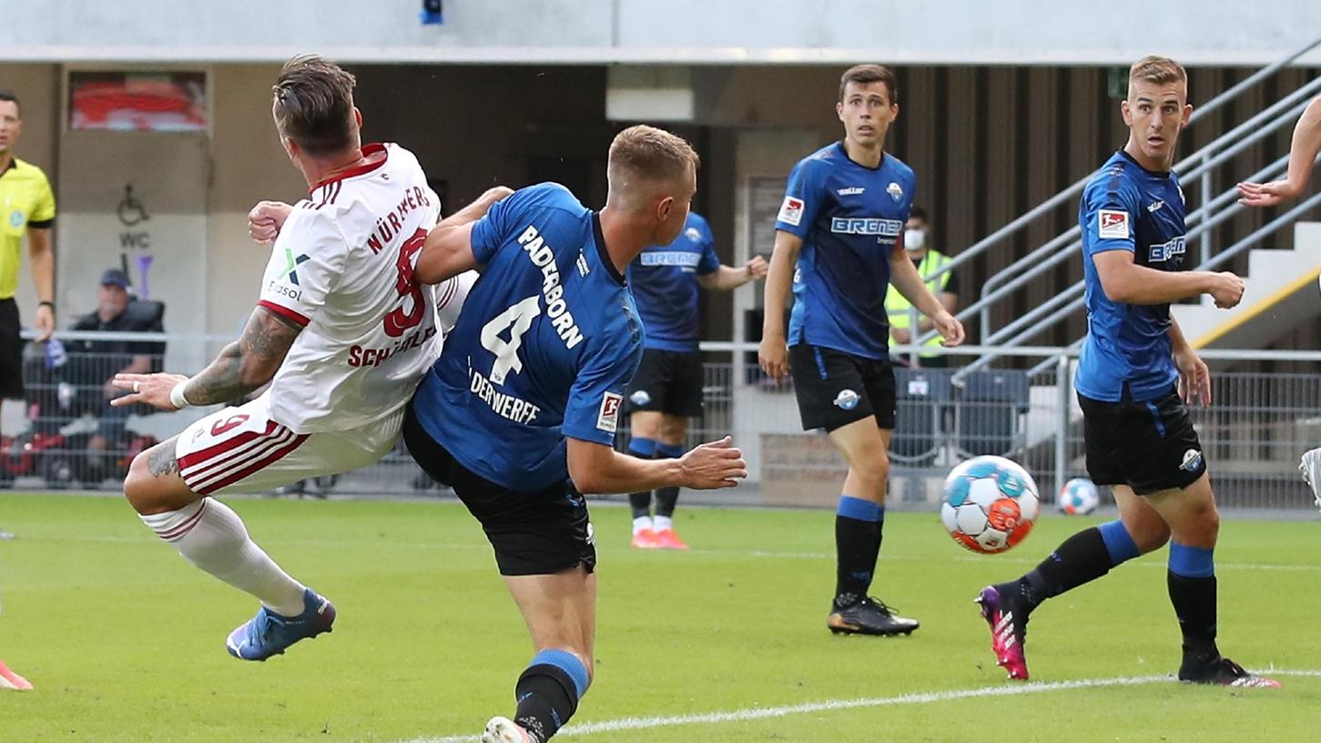 Wollte nur "etwas hinbringen, was den Ball Richtung Tor bringt": Manuel Schäffler (links) wählte den rechten Fuß, das 2:1 für Nürnberg.
