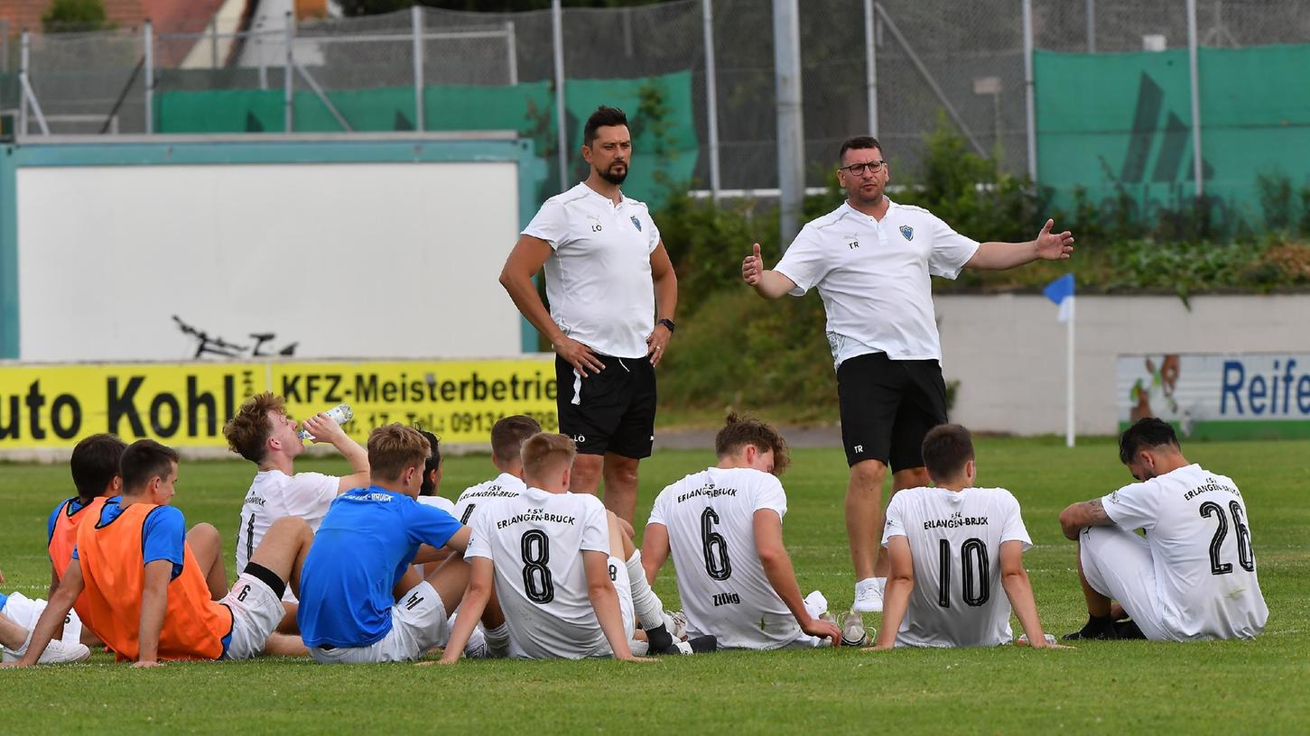 Redebedarf nach dem Spiel: Co-Trainer Levent Özdemir (links) und Thomas Roka sprechen zu ihrer Mannschaft Redebedarf nach dem Spiel: Co-Trainer Levent Özdemir (links) und Thomas Roka sprechen zu ihrer Mannschaft