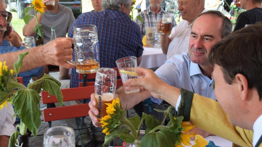 Natürlich durfte auch ein Bier nicht fehlen - Hubert Aiwanger preferierte aber Alkoholfreies.