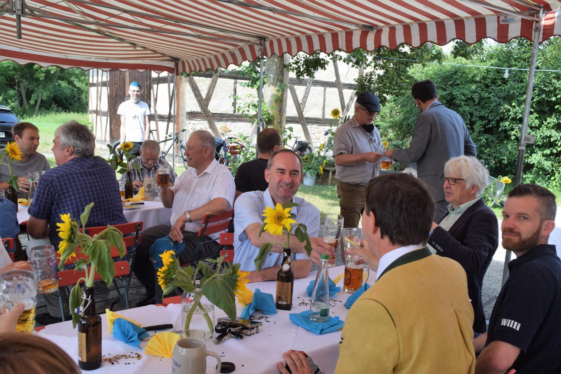 Hubert Aiwanger, dessen Großeltern Hopfenbau am Rande der Hallertau betrieben, trinkt öffentlich - hier bei einer Veranstaltung im Fränkischen Freilandmuseum Bad Windsheim - auch mal ein alkoholfreies Bier, "damit ich nüchtern bleibe und mich nicht verplappere", wie er selbst sagte. 