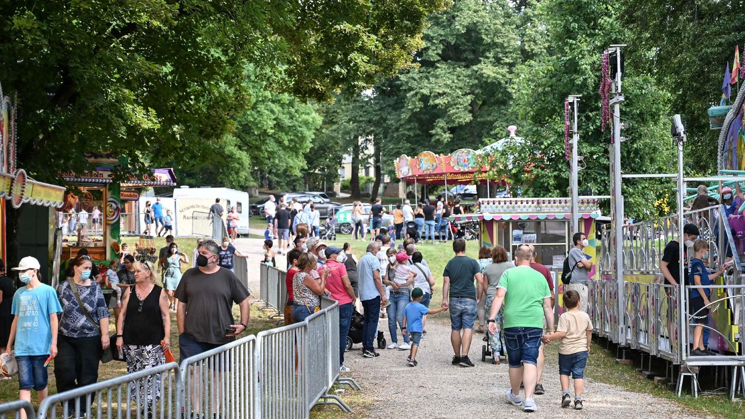 Festplatzbummel im oder gegen den Uhrzeigersinn: Ein Zaun sorgte beim Hilpoltsteiner "Familienspaß" für getrennte Bahnen.