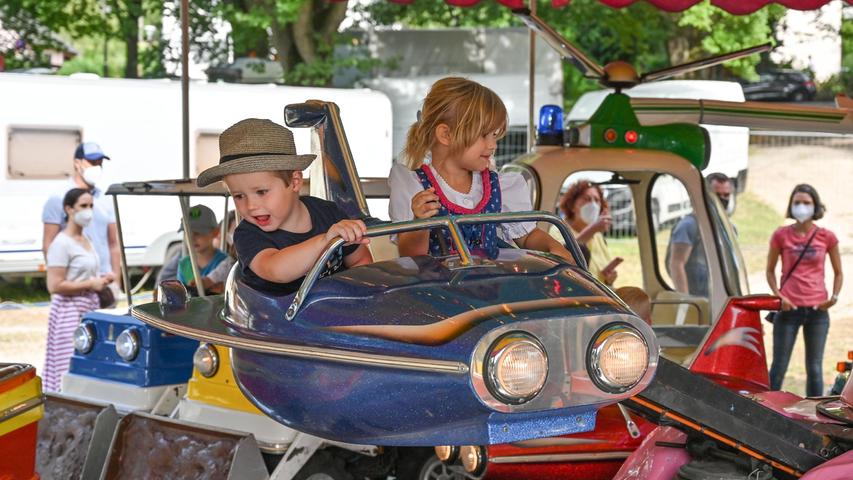 Immer nur in eine Richtung: Auf dem Kinderkarussell ist das immerhin ganz normal - auf den Wegen übers Kerwa-Gelände dagegen Corona-bedingte Ausnahme.