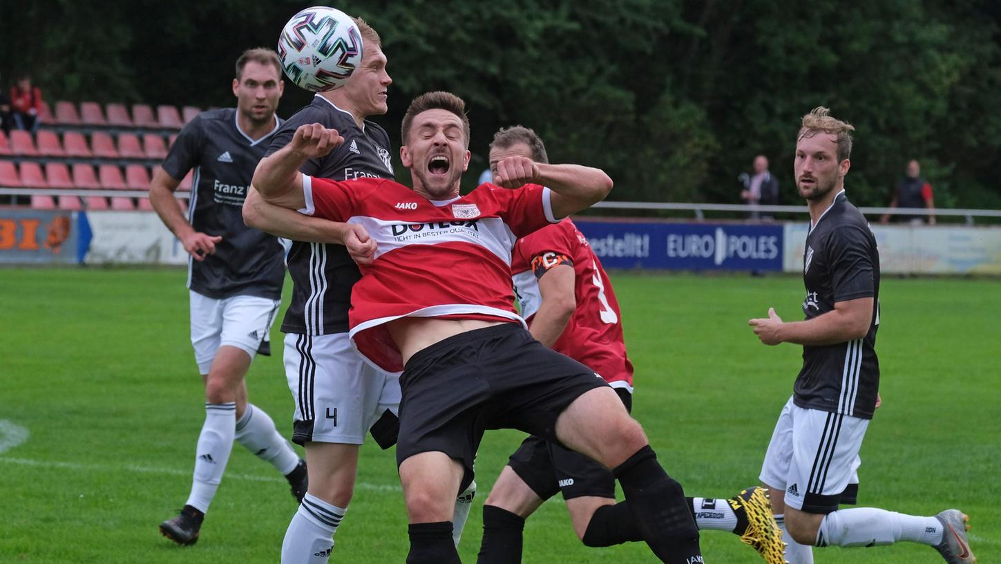 Voll zur Sache ging es im Landesliga-Spiel zwischen dem BSC Woffenbach und dem TSV 1860 Weißenburg (in Rot: Sebastian Walter).