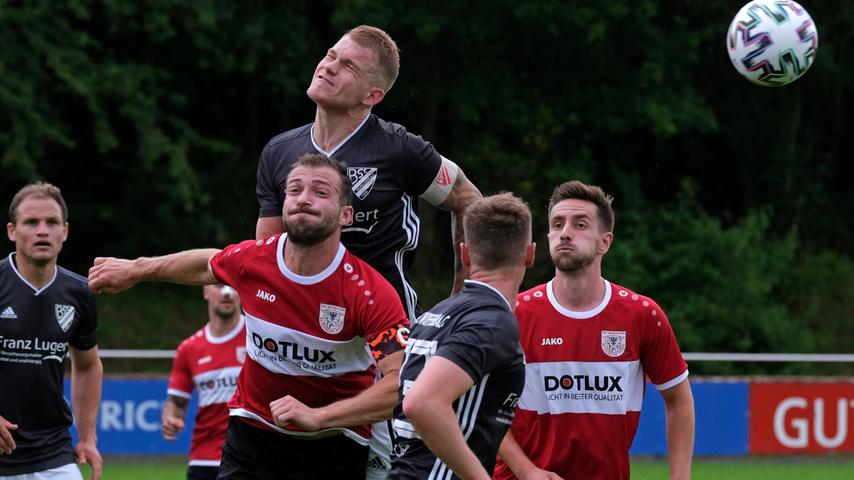 Zweites Spiel zweite Niederlage: Trotz seiner beiden Treffer musste Jonas Ochsenkiel (links, in Rot) musste dem Weißenburger Team eine 4:5-Niederlage in Woffenbach hinnehmen.