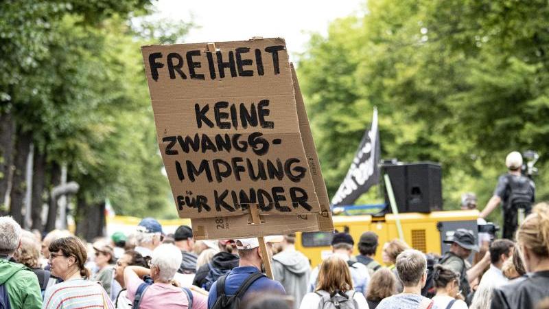 Demonstranten nehmen trotz Verbot an einer unangemeldeten Demo gegen die Corona-Maßnahmen teil.