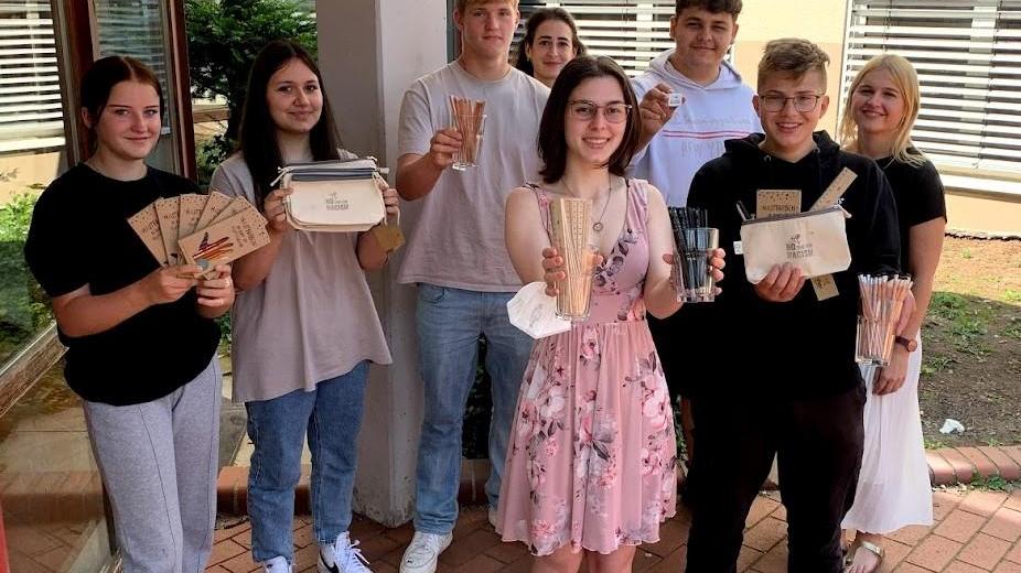 Im Vordergrund zu sehen ist die Geschäftsleitung, bestehend aus Aileen und Florian. Mit im Bild sind die vier Abteilungsleiterinnen und -leiter sowie die beiden Lehrerinnen Harika Brütting (ganz hinten) und Chiara Zill (rechts). Im Vordergrund zu sehen ist die Geschäftsleitung, bestehend aus Aileen und Florian. Mit im Bild sind die vier Abteilungsleiterinnen und -leiter sowie die beiden Lehrerinnen Harika Brütting (ganz hinten) und Chiara Zill (rechts).
