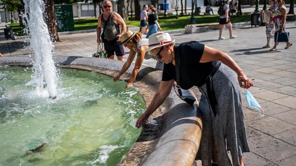 Vor allem die Einwohner der Ballungszentren wie der Millionenstadt Athen leiden unter der andauernden Hitzewelle. "Man kann draußen wegen der Hitze kaum atmen und drinnen ist die Luft wegen der Klimaanlage ungesund", sagte eine Frau im staatlichen Fernsehen.