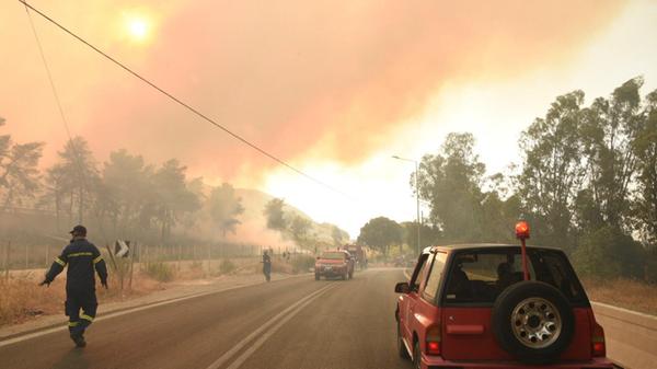 Feuerwehrleute bekämpften am Wochenende einen Waldbrand in der Nähe des Dorfes Lampiri, westlich von Patras. Auch auf der Ferieninsel Rhodos war am Sonntag wegen der extremen Trockenheit und starker Winde ein Großbrand außer Kontrolle geraten. Die Feuer konnten eingedämmt werden - auch wenn die Brandgefahr weiter hoch bleibt.