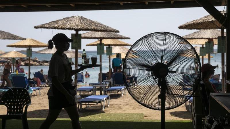 Eine große Sorge der griechischen Regierung ist derweil, dass es zu mehrstündigen Stromausfällen kommen könnte. Unzählige Klimaanlagen laufen seit Tagen ununterbrochen auf Hochtouren. Das Energieministerium rief alle Bürger dazu auf, die Anlagen nicht auf die niedrigste Temperatur einzustellen. "26 Grad und nicht mehr", hieß es.