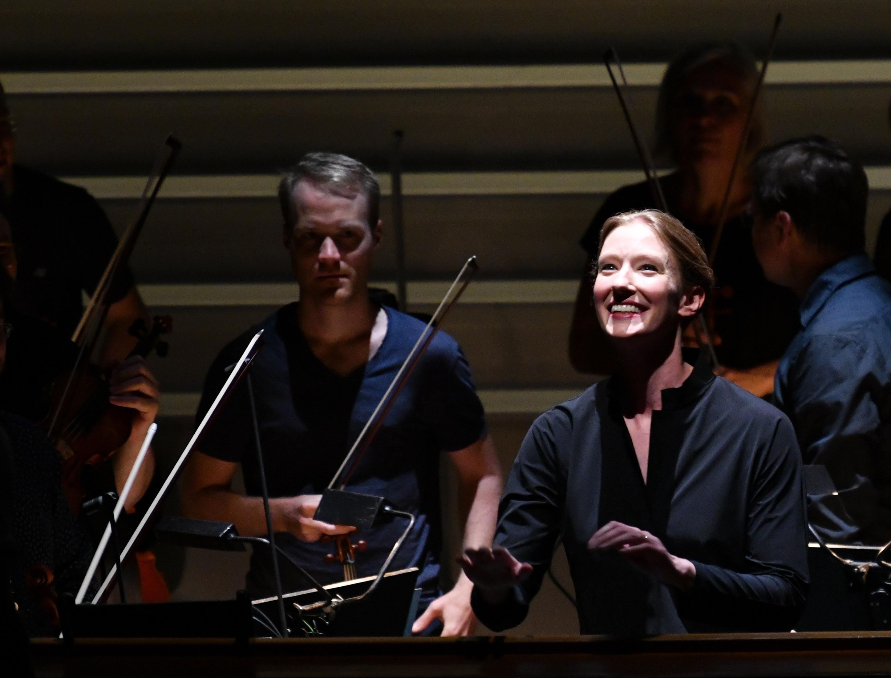 Im Jahr 2020 schuf Joana Mallwitz zusammen mit Regisseur Christof Loy eine coronataugliche Version von Mozarts "Cosi fan tutte" für die Salzburger Festspiele. Auch 2021 kann diese auf der ganzen Linie überzeugen. Hier das Urteil unseres Kritikers.