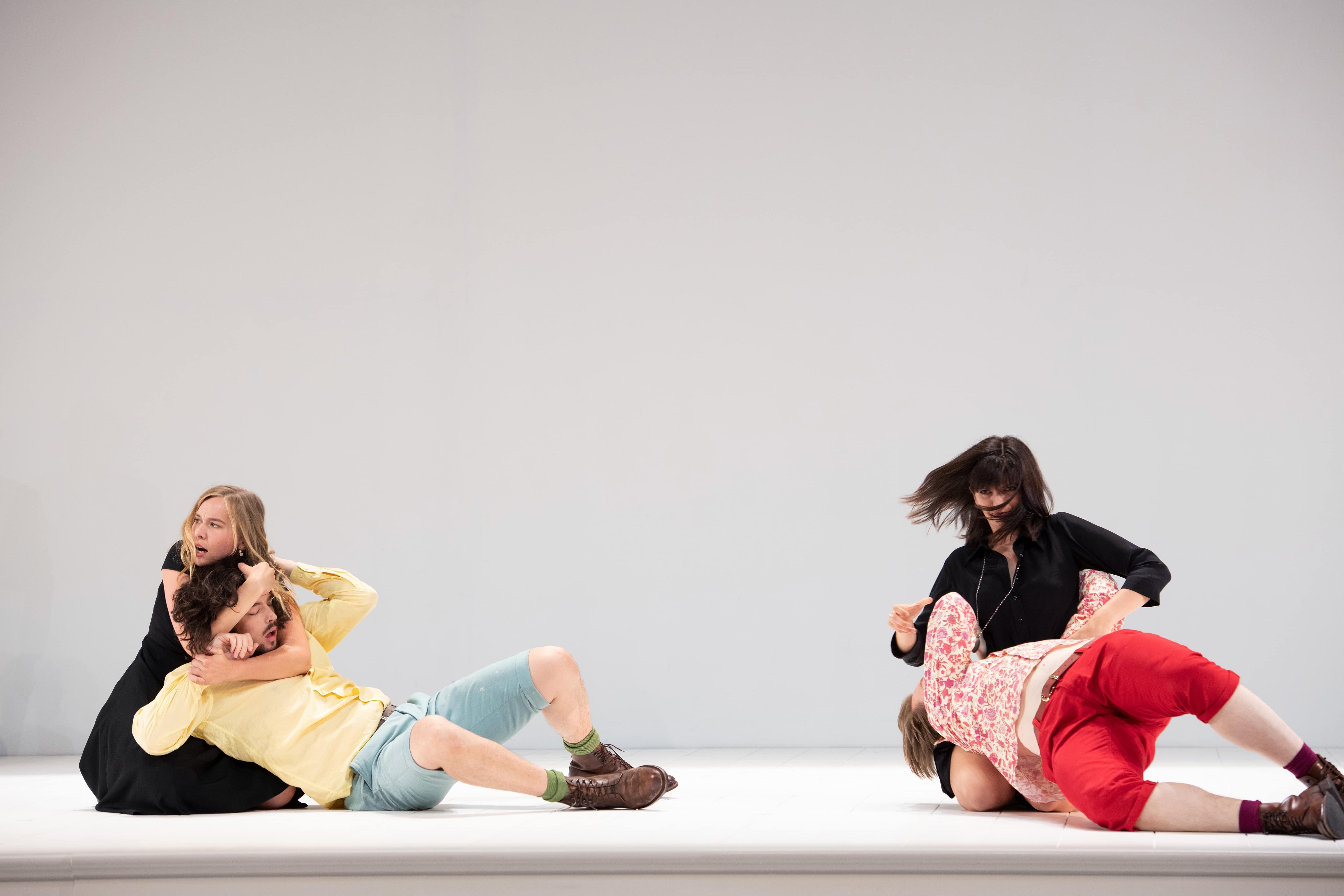 Die Männer täuschen einen Abschied vor - um bald danach verkleidet wieder aufzutauchen - in dieser Inszenierung symbolisiert das ihre bunte Kleidung. Hier das Urteil unseres Kritikers über "Cosi fan tutte".