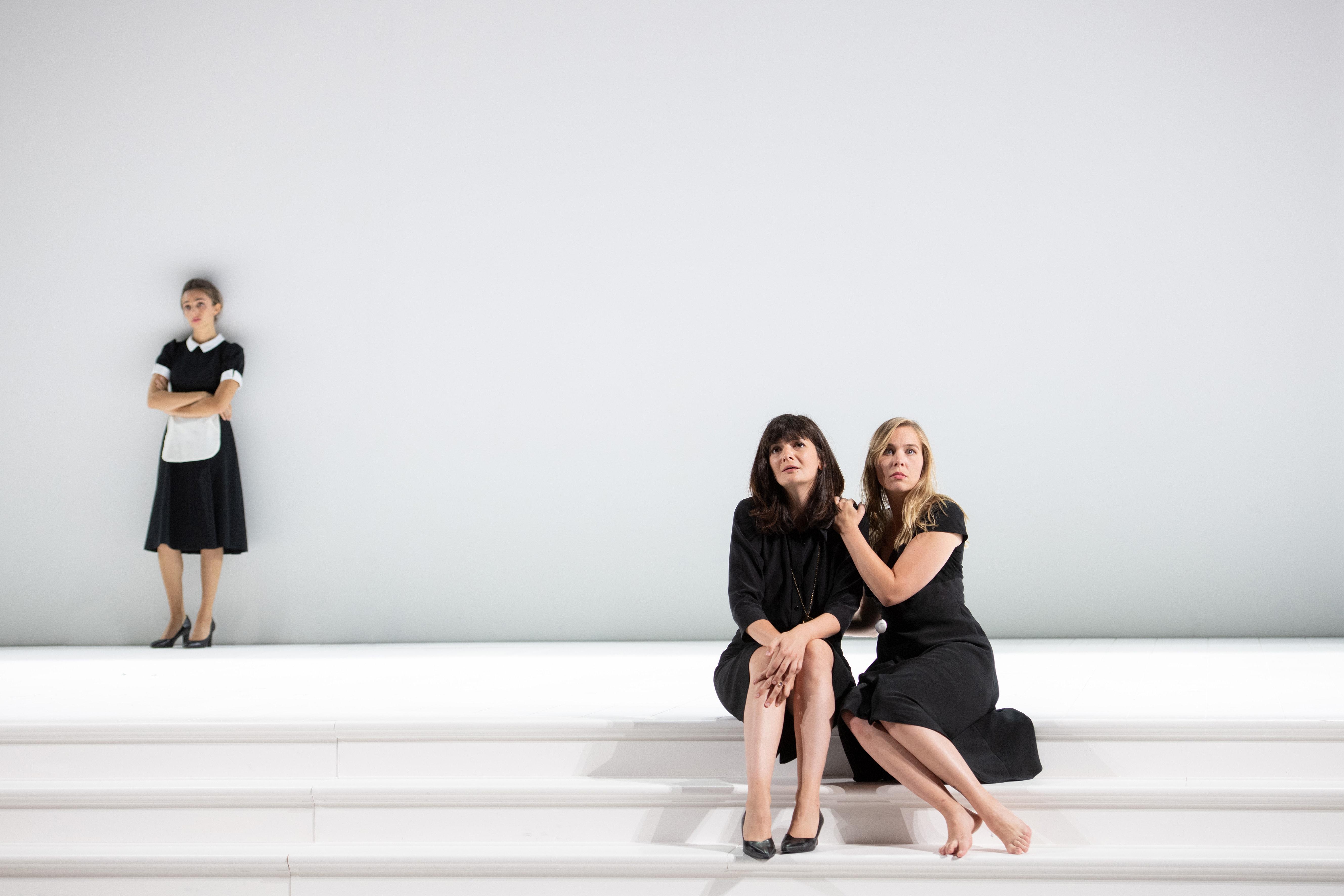 Dorabella (Marianne Crebassa, li.) und Fiordiligi (Elsa Dreisig) sind sich ihrer Gefühle nicht mehr sicher. Despina (Lea Desandre, hinten) durchschaut das Spiel. Hier das Urteil unseres Kritikers über "Cosi fan tutte".