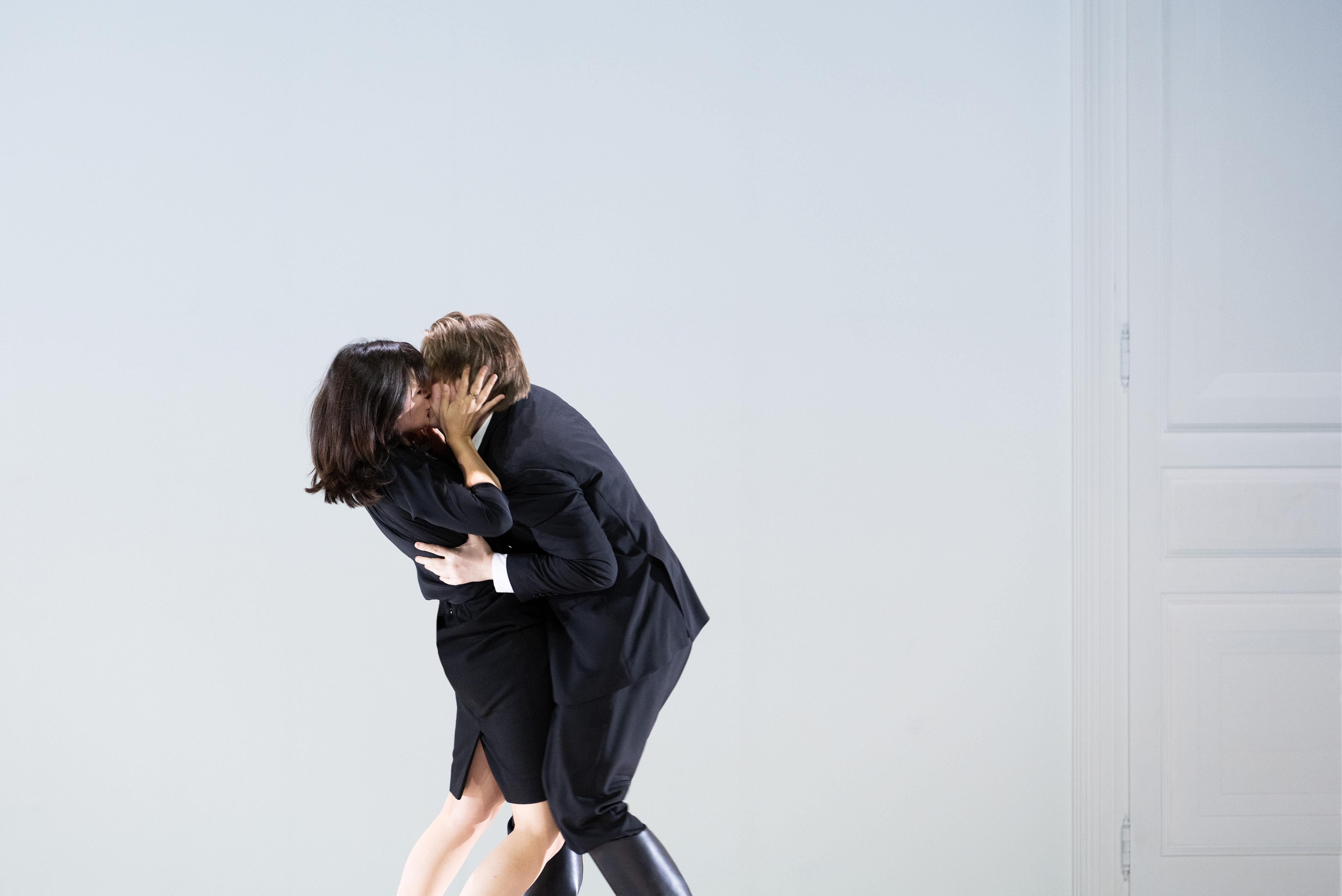 Dorabella (Marianne Crebassa) küsst Ferrando (Bogdan Volkov). Hier das Urteil unseres Kritikers über "Cosi fan tutte".