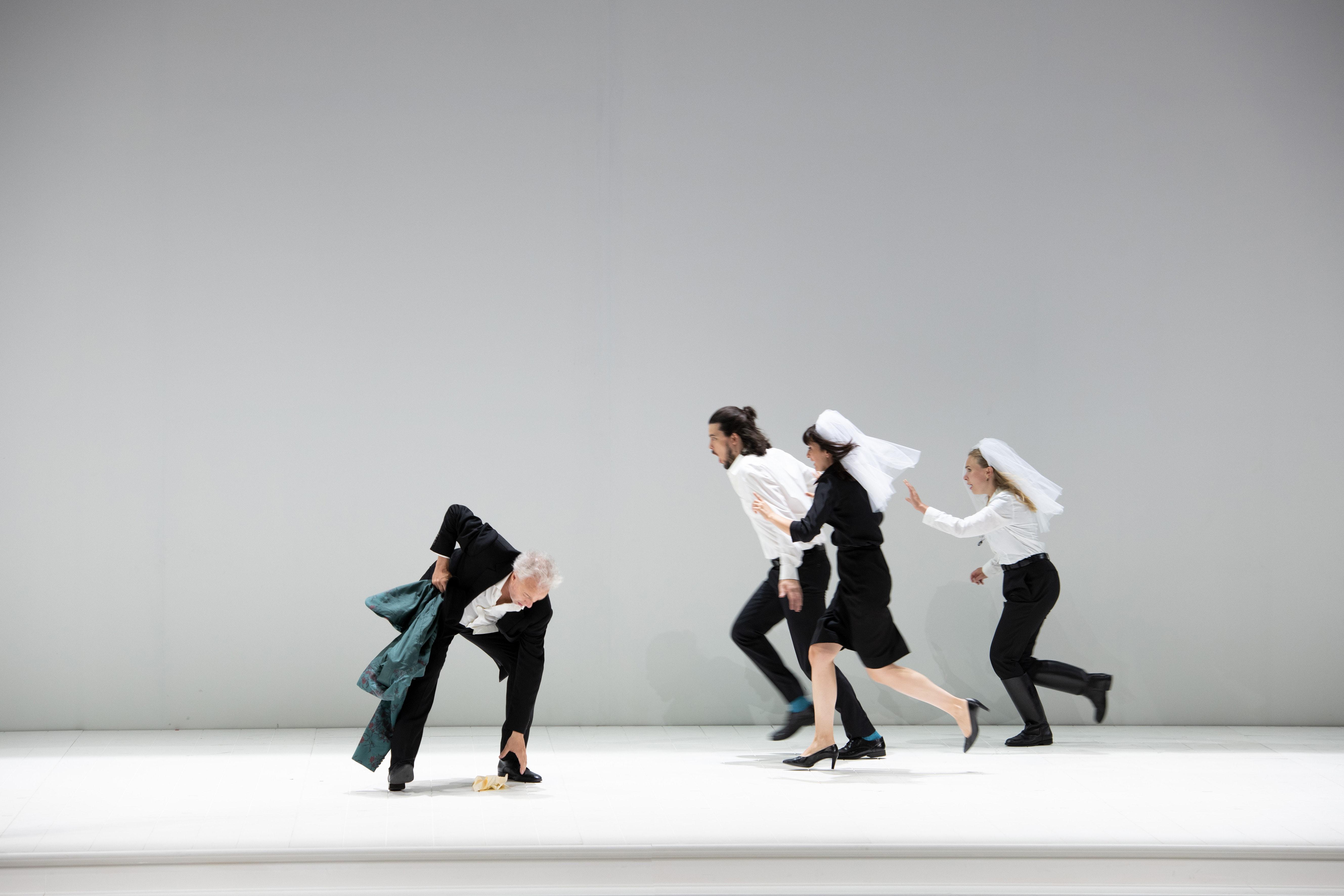 Regisseur Christof Loy übersetzt den Wirbel der Emotionen in körperliche Bewegung. Hier das Urteil unseres Kritikers über "Cosi fan tutte".