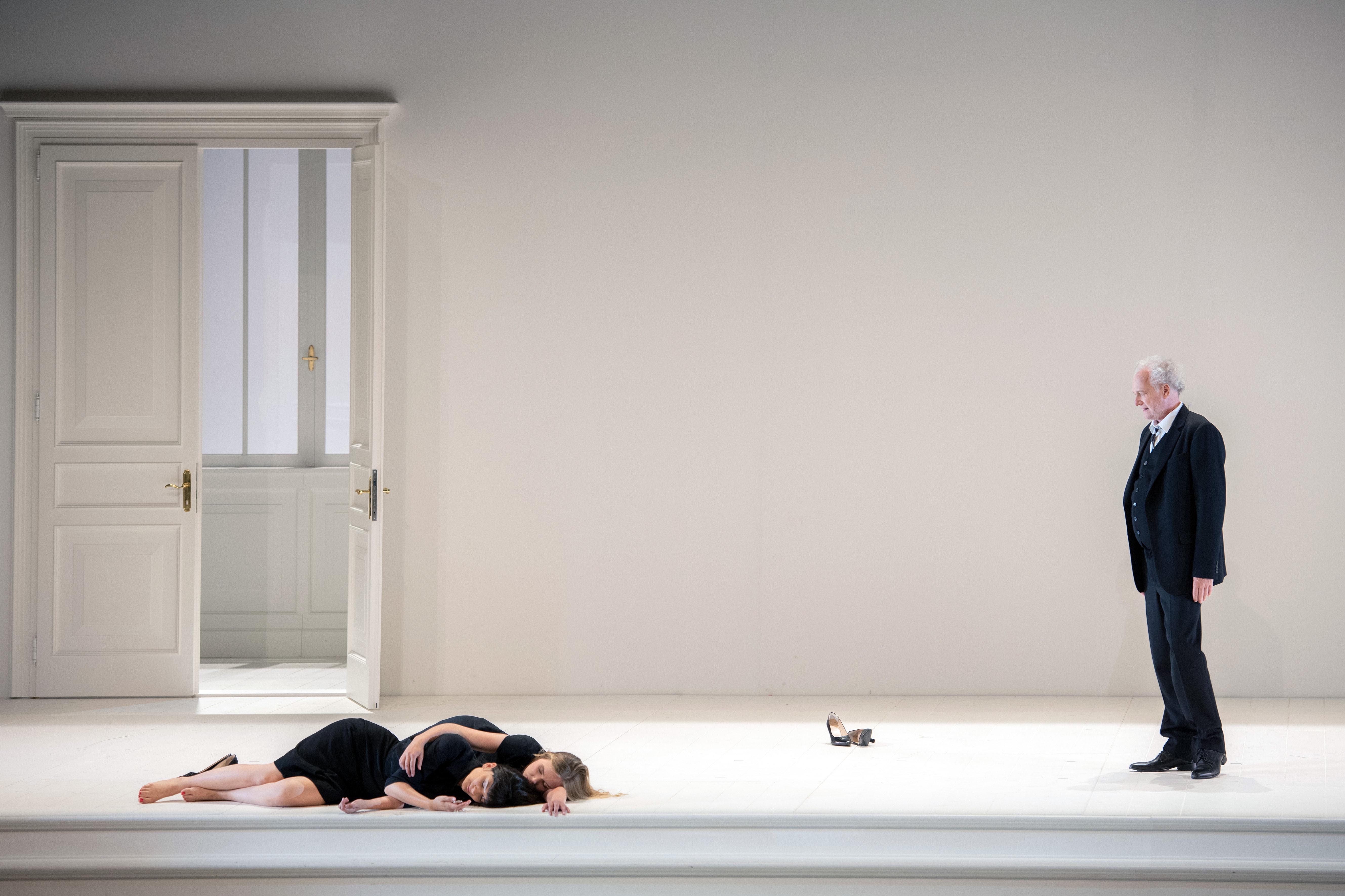 Don Alfonso (Johannes Martin Kränzle, re.) überredet die jungen Männer zu der Wette. Hier das Urteil unseres Kritikers über "Cosi fan tutte".